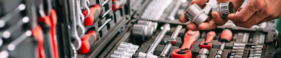 Echipamente care aduc ordine în muncă. De la scule de precizie UNIOR până la sisteme inteligente de depozitare a sculelor și a pieselor mici. Construiește-ți atelierul pe fundații solide cu echipamentele EMPORO.
