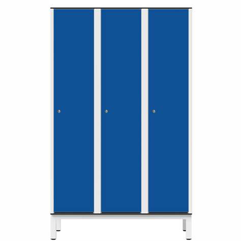Garderobenschrank aus HPL für Nassbereiche, 3 x 400 mm, 4 Füße, Drehriegel, Türfarbe Blau