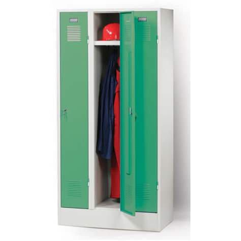 Garderobenschrank, geschweißt, 3 x 300 mm, Türfarbe grün RAL6024, mit Sockel - Kovos Verneřice