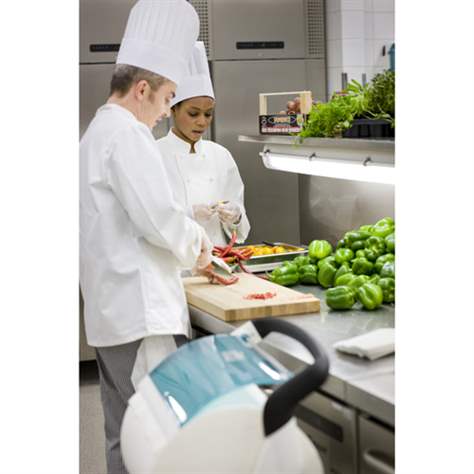 Dispozitiv desfășurător produse consumabile curățenie - hârtie prosop în rolă TORK, stativ mobil, culoare roșie-neagră - TORK - imagine3