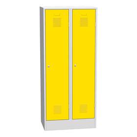 Svařovaná šatní skříň 2 x 400 mm, barva dveří žlutá RAL1023, standardní větrací žaluzie, na soklu