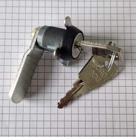 Încuietoare tip butuc cilindric Eurolock inclusiv 2 chei pentru dulap WEMO