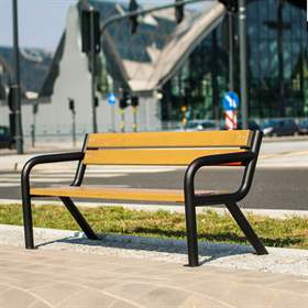 Bancă parc Boston cu spătar, structură din țeavă de oțel cu scânduri din lemn masiv în nuanță aurie de pin, lungime 1,86 m