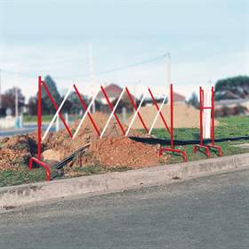 Scherengitter, Stahlkonstruktion, Länge ausgezogen 3 m, Rot-Weiß